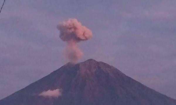 Gunung Semeru 2 Kali Meletus Hari Ini, Tinggi Kolom Abu Vulkanik 800 Meter
