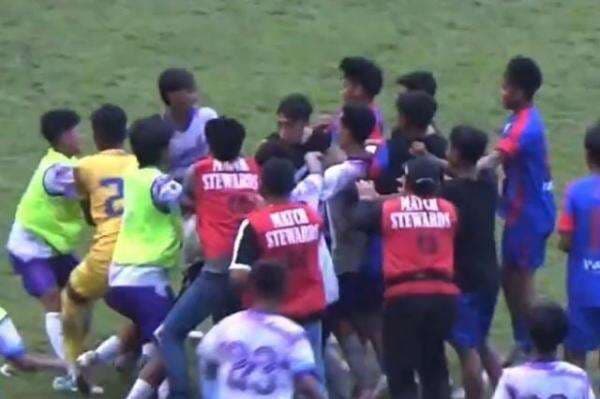 Pertandingan Sepak Bola di Flores Timur Ricuh, Suporter Masuk Lapangan Adu Jotos