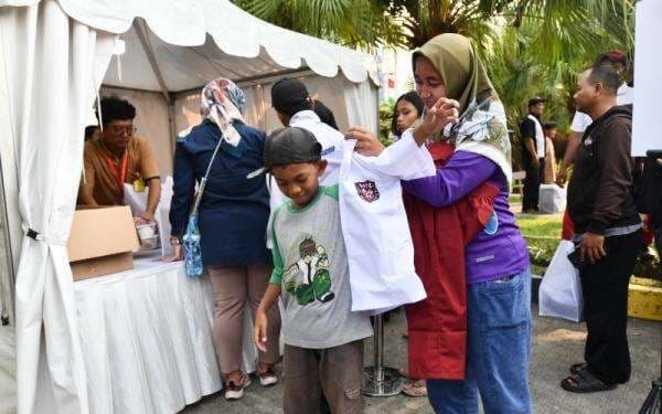 Pertamina Bagikan Seribu Seragam Sekolah untuk Anak-anak Cilincing