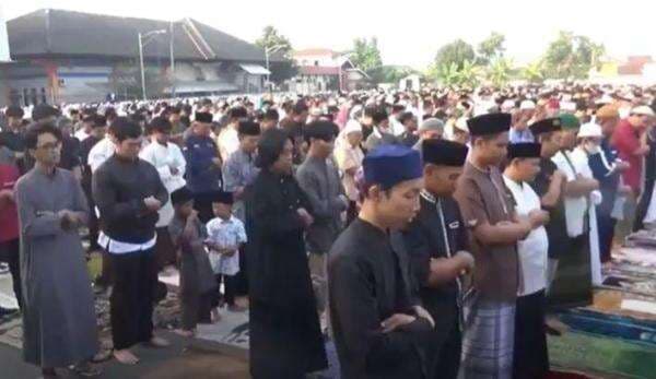 Tata Cara Sholat Idul Fitri dan Bacaannya Arab, Latin, dan Artinya