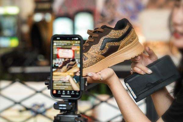 Jual Sepatu Terbanyak, Aerostreet X Wonderful Indonesia bersama Shopee Raih Rekor MURI Jual Sepatu Terbanyak, Aerostreet X Wonderful Indonesia bersama Shopee Raih Rekor MURI