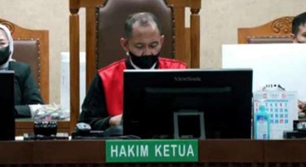Masker Hakim di Sidang Vonis Hasto Tuai Sorotan, Ada Apa?
