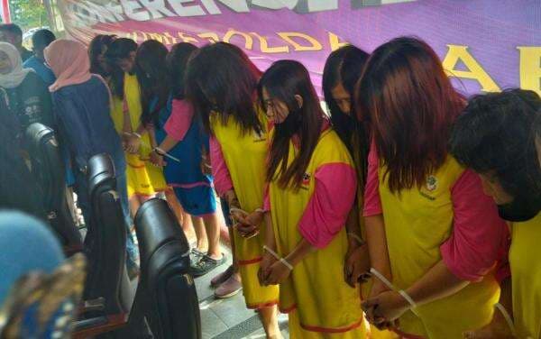 Tampang 13 Tersangka Sindikat Perdagangan Bayi yang Terancam 15 Tahun Penjara