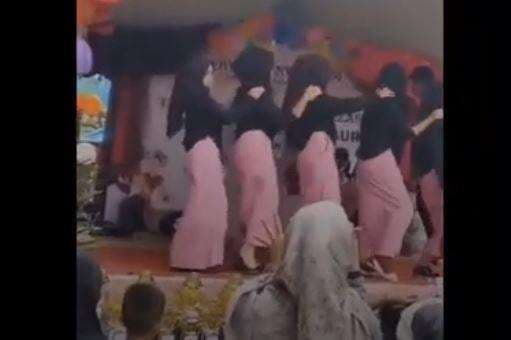 Viral Video Siswi SD Lebak Menari Tak Pantas di Acara Perpisahan, Begini Reaksi Warga Viral Video Siswi SD Lebak Menari Tak Pantas di Acara Perpisahan, Begini Reaksi Warga