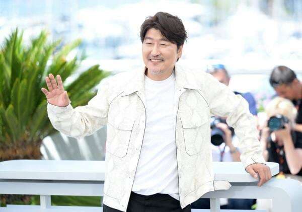 Aktor Parasite Song Kang Ho Dirumorkan Gabung Agensi G-Dragon