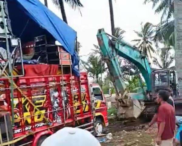 Heboh Belasan Truk Sound Horeg Terjebak Lumpur, Evakuasi Pakai Alat Berat