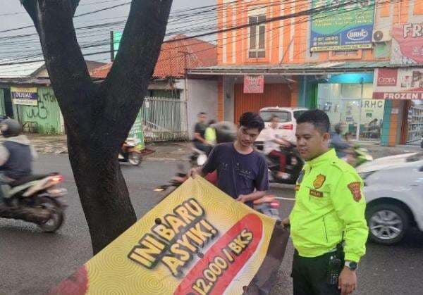 Spanduk Copot Makan Korban, Pemotor di Jalan Sukahati Bogor Terjatuh