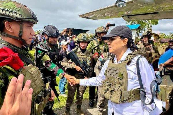 Momen Sri Mulyani Pakai Rompi Anti-Peluru Kunjungi Nduga, Dialog dengan Prajurit TNI