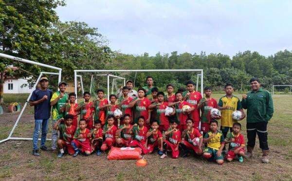 Dukung Kegiatan Olahraga, PT SRL Berikan Perlengkapan Sepak Bola uke SSB