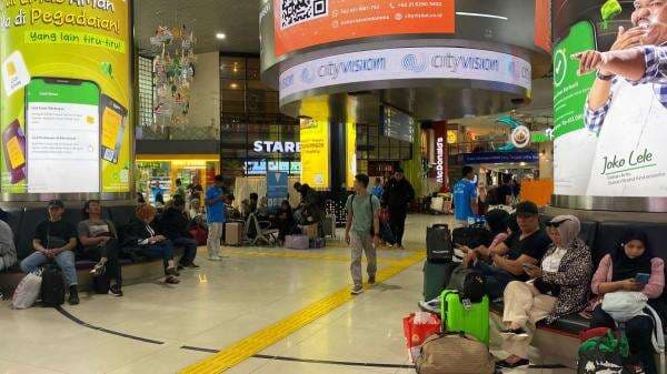 Stasiun Gambir Masih Padat, Pemudik Ungkap Alasan Berangkat di H-1 Lebaran