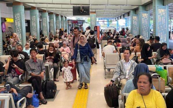 Stasiun Pasar Senen Padat Merayap H-2 Lebaran, 27.934 Pemudik Berangkat Hari Ini