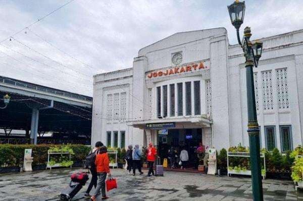 Motif Dosen Ponpes Ponorogo Lompat dari KA Gajayana, Panik Kebablasan di Stasiun Tugu Motif Dosen Ponpes Ponorogo Lompat dari KA Gajayana, Panik Kebablasan di Stasiun Tugu