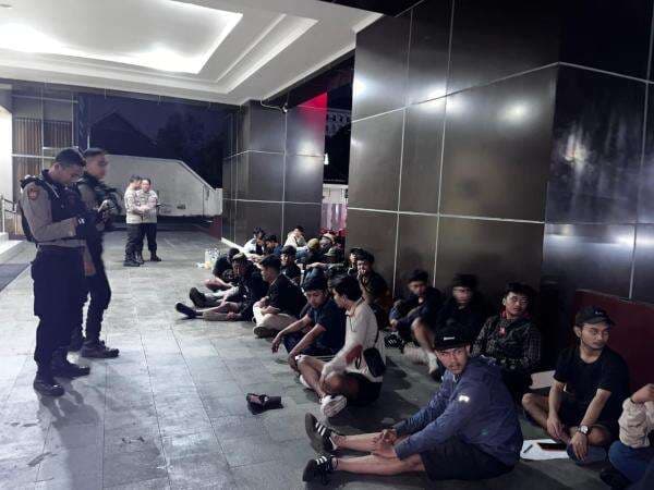 Puluhan Suporter Terciduk Bawa Miras saat Laga Borneo FC Vs Persija Jakarta