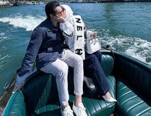 5 Potret Mesra Syahrini Cium Reino Barack saat Naik Privat Boat di Paris