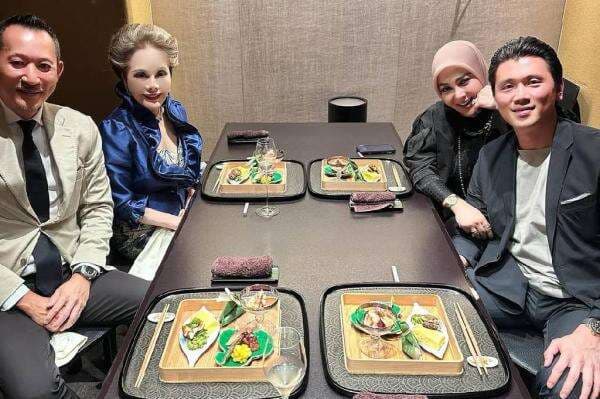 The Real Princess! Syahrini dan Dewi Soekarno Makan Bareng di Jepang