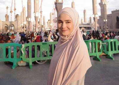 Potret Syifa Hadju Pakai Hijab saat Umrah, Langsung Dipuji Maia Estianty