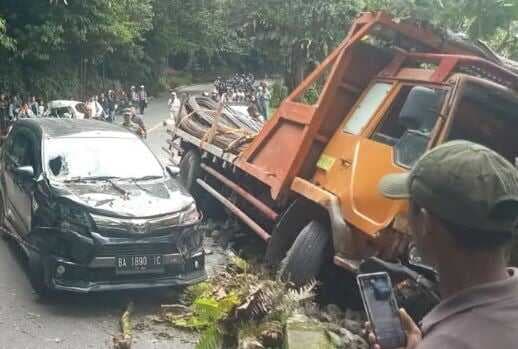 Ngeri! Begini Kronologi Tabrakaan Beruntun 6 Mobil dan 3 Motor di Padang Panjang