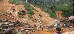 Tanah Longsor Melanda Papua Nugini, Warga Panjat Batu Besar untuk Menarik Jenazah dari Reruntuhan