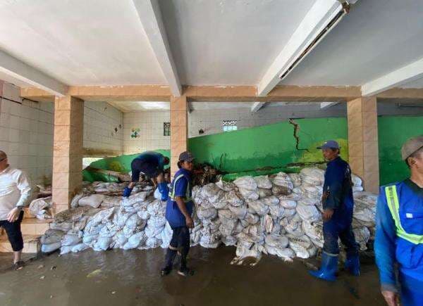 Tanggul Jebol di Jati Padang Jaksel Ditambal Pakai Karung Pasir