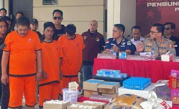 Kronologi Pengungkapan Pabrik Narkoba Cair Senilai Rp670,8 Miliar di Bandung Kronologi Pengungkapan Pabrik Narkoba Cair Senilai Rp670,8 Miliar di Bandung