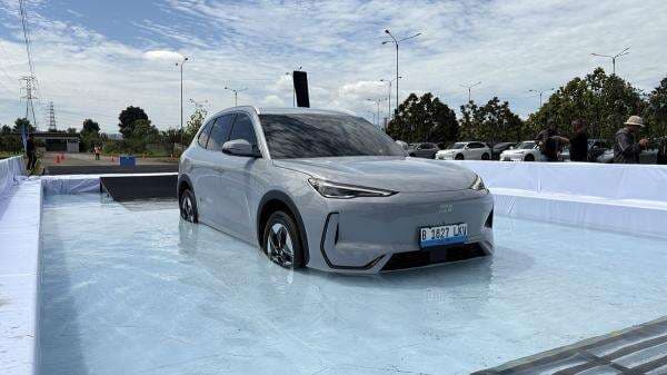 Uji Mobil Listrik Geely EX5 Lewati Rintangan hingga Masuk Kolam