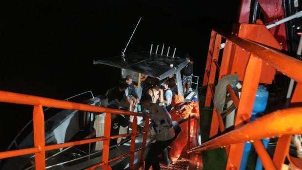Kapal Bocor di Pesisir Selatan, 16 Penumpang Termasuk WNA Selamat