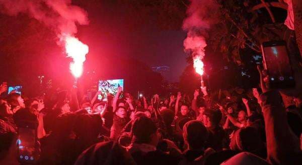 Timnas Indonesia Kalahkan China, Langit di Stadion GBK Diterangi Nyala Flare dan Kembang Api Timnas Indonesia Kalahkan China, Langit di Stadion GBK Diterangi Nyala Flare dan Kembang Api