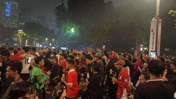 Suporter Timnas Lantunkan Takbir Setelah Indonesia Kalahkan China di Stadion GBK