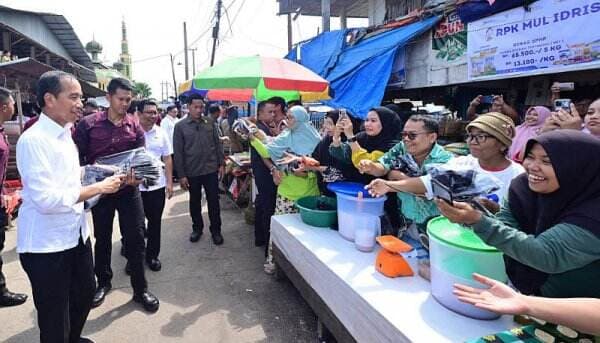 Tinjau Pasar Senggol Dumai, Jokowi Pastikan Harga Sembako Stabil