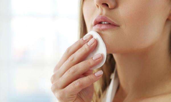 Kebiasaan Pakai Tisu Basah untuk Hapus Makeup? Waspada Dampak Buruknya! 