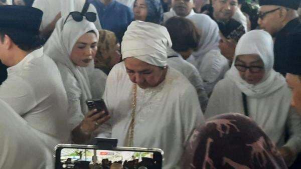 Tangis Anak Pecah saat Tabur Bunga di Makam Titiek Puspa