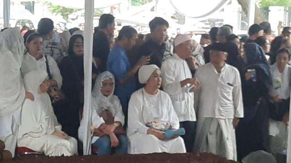 Ratusan Pelayat Hadiri Pemakaman Titiek Puspa