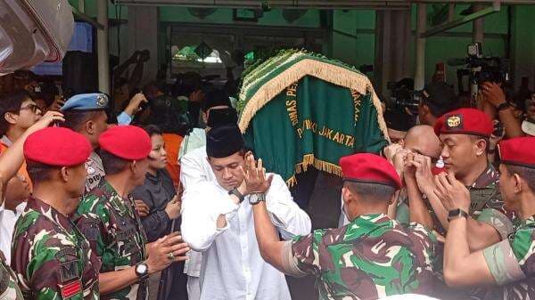 Titiek Puspa Diberangkatkan ke TPU Tanah Kusir, Ratusan Orang Antarkan dengan Suasana Penuh Haru