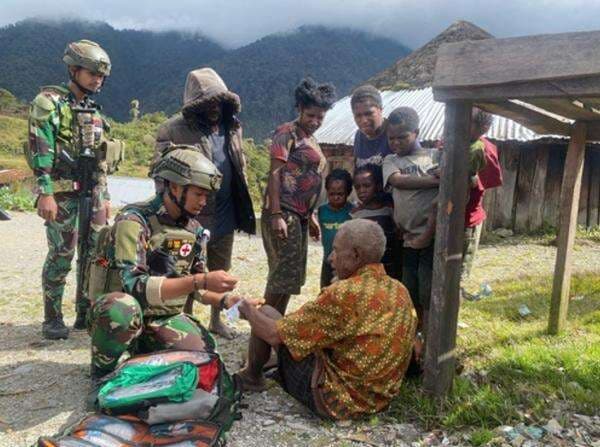 Berkah Ramadhan, Pasukan Raider Beruang Hitam Beri Pelayanan Kesehatan di Puncak Jaya