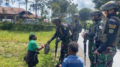 Satgas Yonif 112/DJ Berbagi Keceriaan di Kampung 55 Pruleme Puncak Jaya