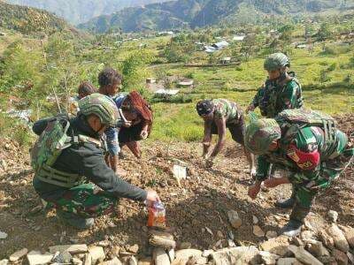 Angjangsana dan Hanpangan Bersama Masyarakat Wujud Nyata Kepedulian Satgas Yonif 715/MTL
