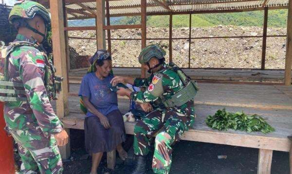 Aksi Pasukan Raider Motuliato Layani Masyarakat yang Sakit di Pelosok Papua