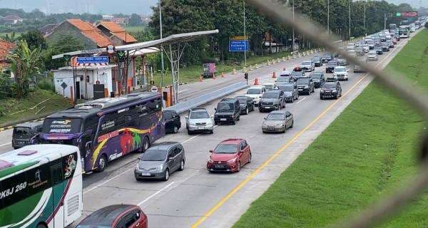 Duh! Arus Mudik di Tol Cipali Macet Lagi Gara-Gara Kendaraan Berhenti di Bahu Jalan