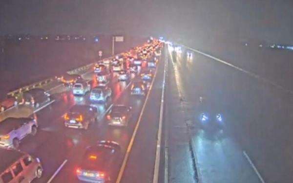 Arus Balik Dimulai, Tol Japek Arah Jakarta Macet Malam ini