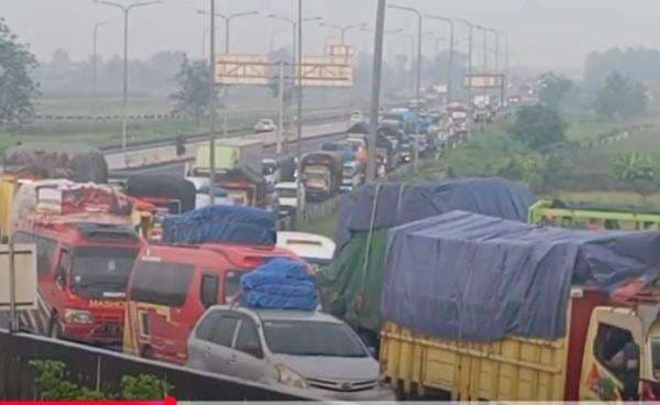 H-9 Lebaran, Antrean Panjang Kendaraan Pemudik Terjadi di Gerbang Tol Pejagan