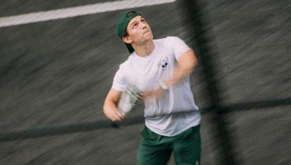 Tom Holland Pamer Gaya Sporty saat Main Padel, Netizen Terpana