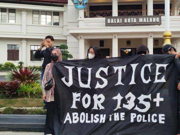 1.000 Hari Tragedi Kanjuruhan: Massa Desak Keadilan, Kecam PSSI dan Pemerintah di Aksi Kamisan Malang 1.000 Hari Tragedi Kanjuruhan: Massa Desak Keadilan, Kecam PSSI dan Pemerintah di Aksi Kamisan Malang