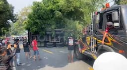 Truk Tronton Rem Blong Timpa Motor di Cianjur, Seorang Bocah Tewas