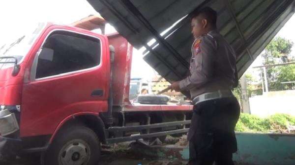 Sopir Diduga Ngantuk, Truk Oleng Tabrak Tiang dan 2 Rumah Warga di Jombang