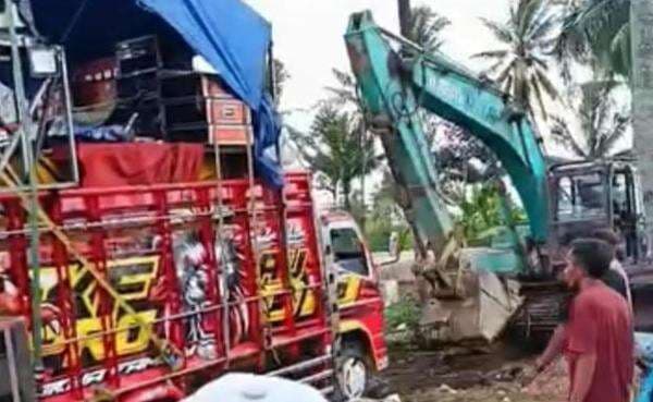 Viral Belasan Truk Angkut Sound Horeg Terjebak Lumpur di Malang Viral Belasan Truk Angkut Sound Horeg Terjebak Lumpur di Malang