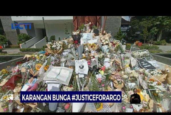 Karangan Bunga Justice for Argo Penuhi FH UGM