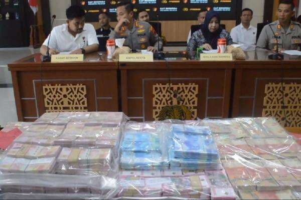 Ngaku Dukun Sakti Bisa Gandakan Uang, Pria di Cilacap Ditangkap Bawa Upal Rp3 Miliar! Ngaku Dukun Sakti Bisa Gandakan Uang, Pria di Cilacap Ditangkap Bawa Upal Rp3 Miliar!