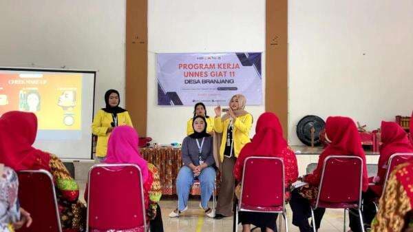 Mahasiswa Ajari Ibu-ibu Desa Ubah Minyak Jelantah Jadi Lilin Aromatherapy Mahasiswa Ajari Ibu-ibu Desa Ubah Minyak Jelantah Jadi Lilin Aromatherapy