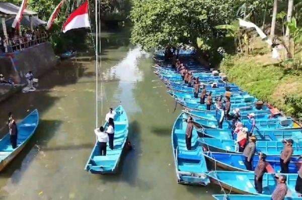 Unik! Warga Pacitan Gelar Upacara 17 Agustus di Atas Perahu Sungai Maron