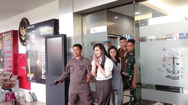 Usai Diperiksa, Sandra Dewi Berharap Tidak Diberitakan yang Aneh-Aneh